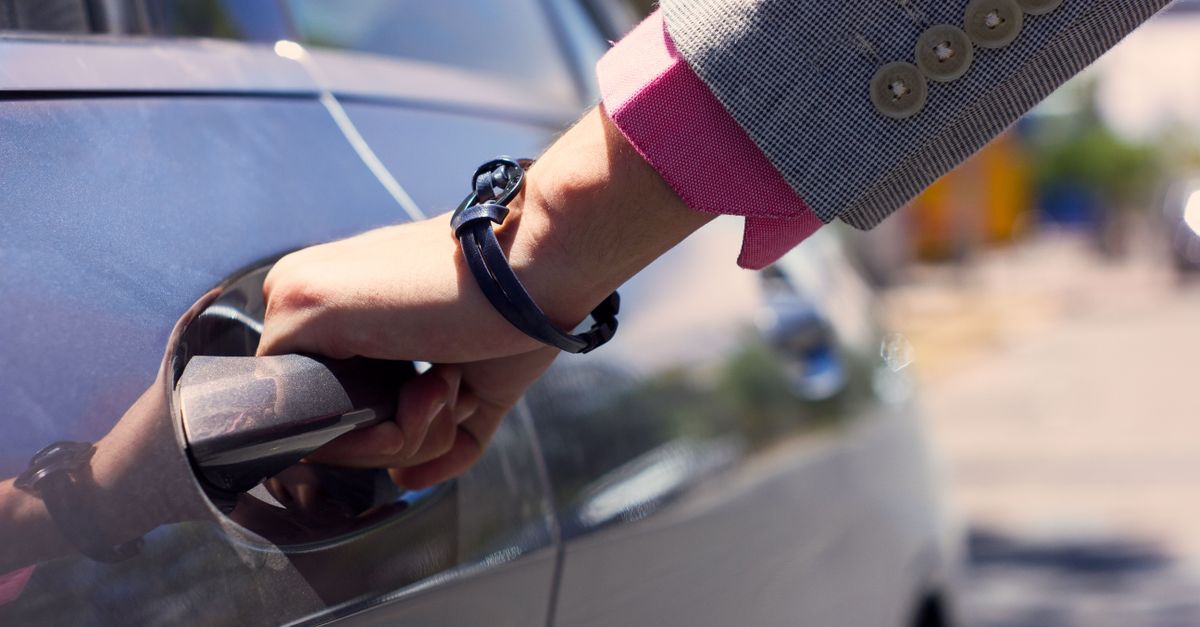 Roadside Car Lockout Service: What to Do and What Happens When We Arrive — Brooklyn Heights Locksmith & Security